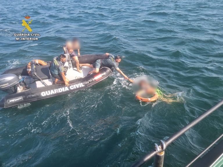 La Guardia Civil rescata a dos personas que habían caído al agua mientras practicaban un deporte acuático en A Illa