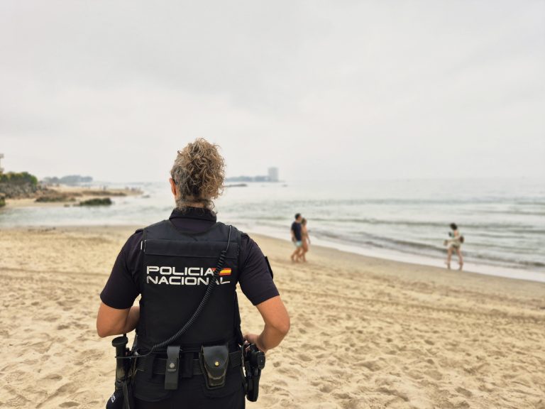 Sucesos.- Una policía nacional fuera de servicio salva la vida a una bañista arrastrada por la corriente en Samil (Vigo)