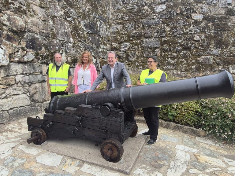 Los cañones comprados por Fernando VII vuelven a la entrada de la fortaleza de O Castro, en Vigo, tras su restauración