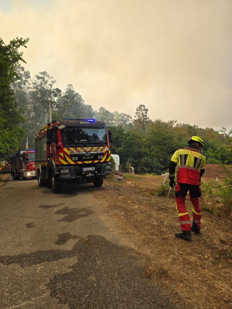 Rural.- Controlado el incendio forestal de Ponteareas (Pontevedra), que arrasa 70 hectáreas, y extinguido otro en Lugo