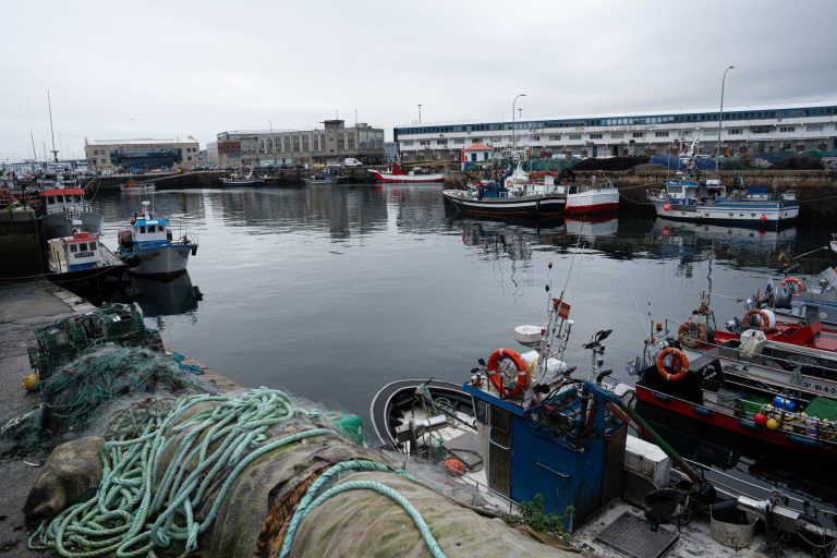 Pesca.- El Gobierno abona un primer pago de 1,2 millones de euros a 1.671 armadores de Galicia por la subida del gasóleo