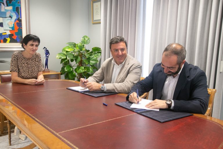 La Diputación de A Coruña y el Ayuntamiento de Rianxo promueven la construcción de una Casa de Acompañamiento a Mayores