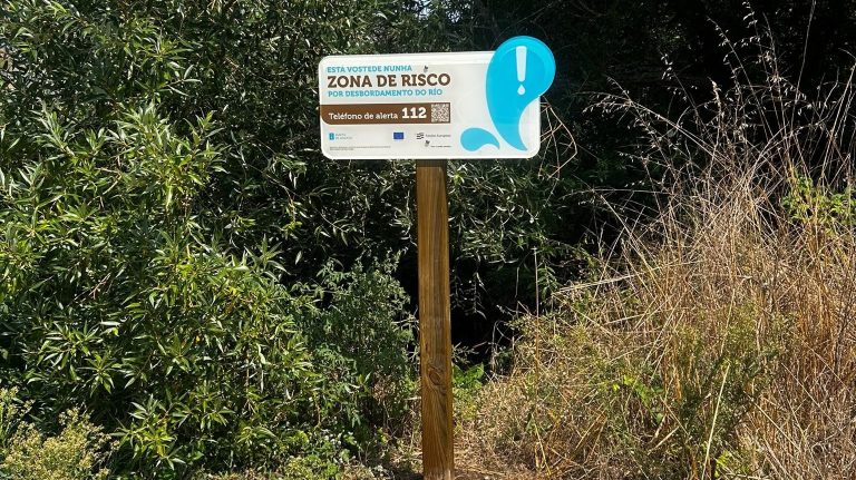 Medio Ambiente instala 15 paneles informativos en puntos con riesgo de inundación del río Sar, en Santiago
