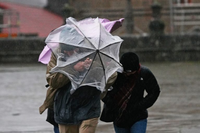 La borrasca que avanza hacia Galicia activa la alerta amarilla por tormentas desde este domingo