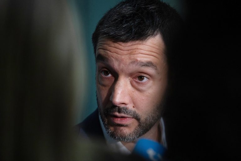 Bustinduy, cuestionado sobre Fly2Galicia, apela a la ley de embargo y condena el intento de lucro a costa del genocidio