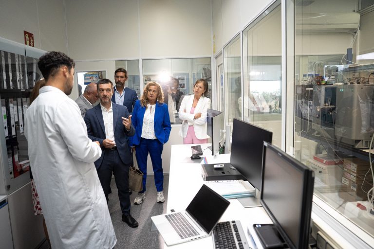 Bustinduy pone en valor la actividad estratégica del laboratorio de biotoxinas marinas referente para la UE en la UVigo