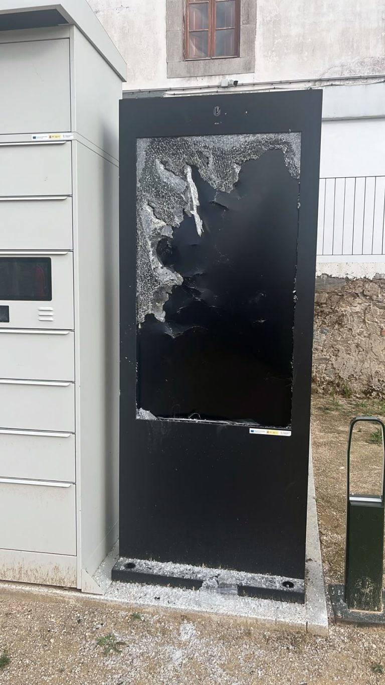 Sucesos.- Identificados dos menores que destrozaron a pedradas una pantalla led en Betanzos