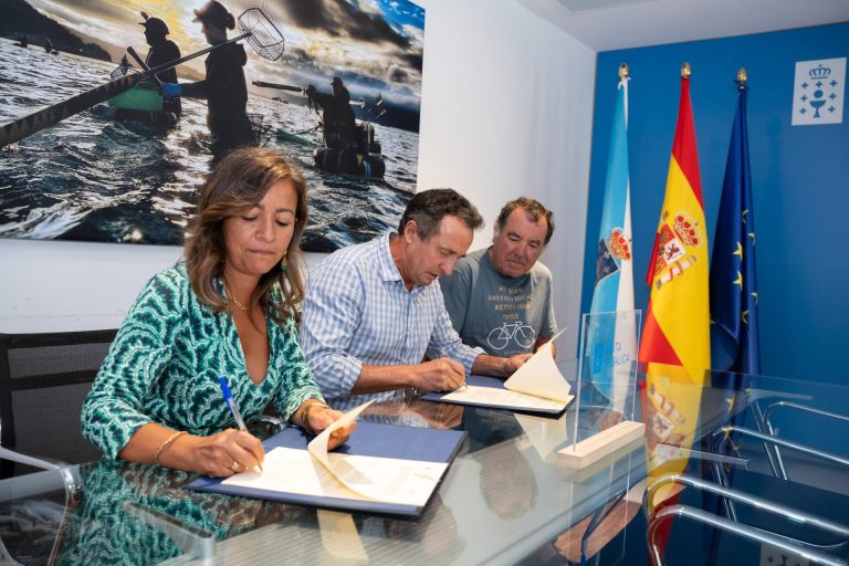 Mar firma un convenio con la Asociación de Carpintería de Ribeira fomentar y recuperar esta actividad