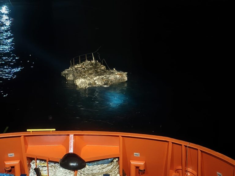 Pesca.- Rescatados los tres tripulantes de un palangrero que se incendió cerca de Estaca de Bares