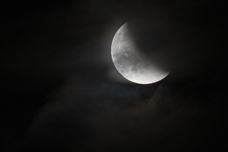 El eclipse parcial de luna del 28 de agosto alcanzará la máxima ocultación a las 6.13 horas