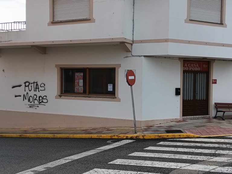El PSdeG denuncia un ataque a su sede de O Vicedo, que ha aparecido con pintadas, y alerta contra la «escalada de odio»