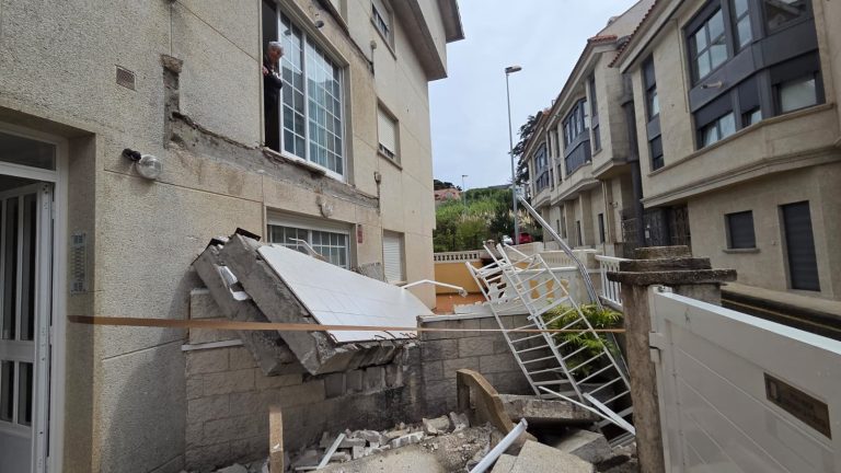 Susto en un edificio de Playa América en Nigrán: dos balcones se desploman, aunque no se registran heridos