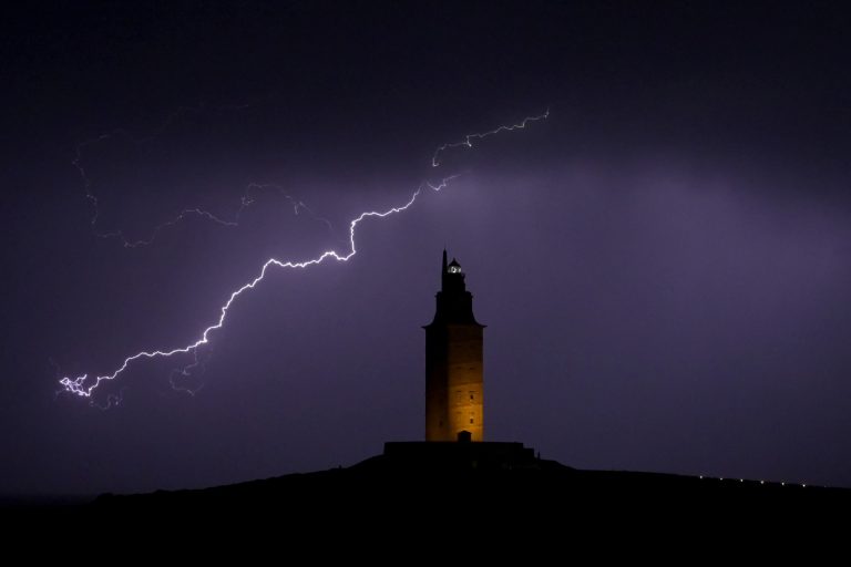 La tormenta deja esta tarde en Galicia fuertes lluvias y más de 1.000 rayos registrados