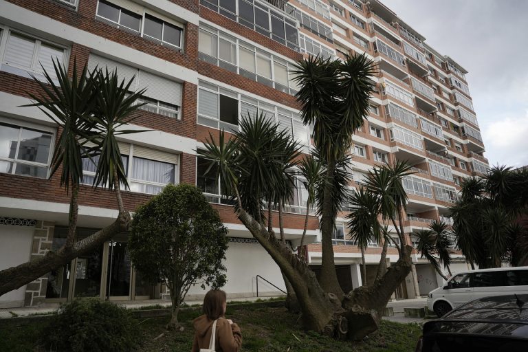 La compraventa de viviendas retrocede un 1,6% en Galicia y los precios se disparan un 13,7%, según los notarios