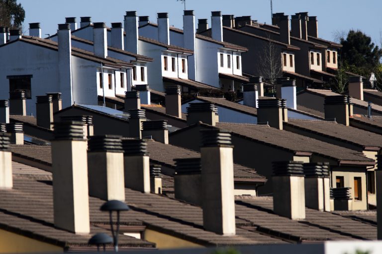 Gobierno traspasa los primeros 800 millones de euros del nuevo Plan de Vivienda a las CCAA: Galicia recibe 45,6 millones