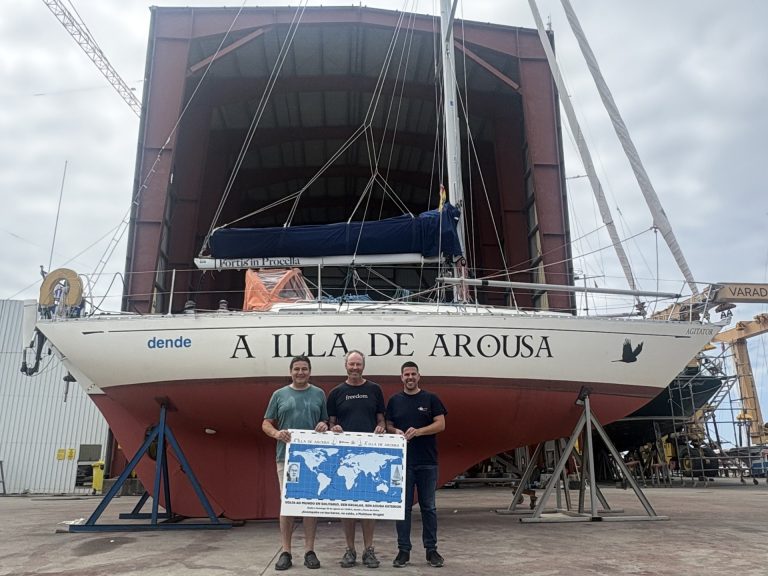 Matthew Wright inicia este domingo su vuelta al mundo en velero desde A Illa de Arousa, que lo despide con 21 cañonazos