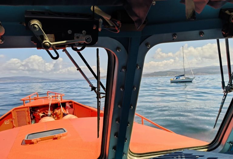 Segundo ataque de orcas a barcos en menos de 24 horas: dañan el timón de un velero con dos tripulantes en la ría de Vigo