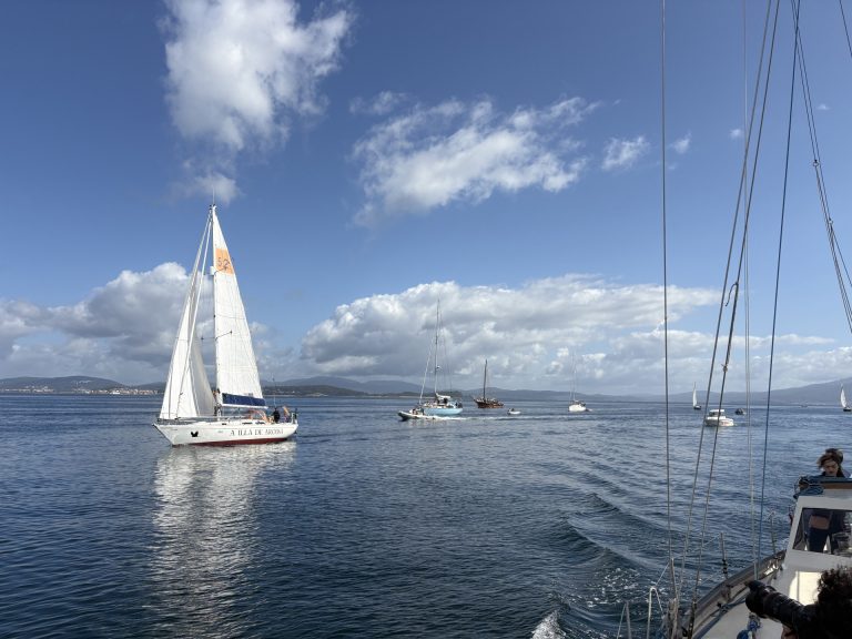 A Illa de Arousa despide al australiano Matthew Wright en el inicio de su travesía por el mundo en solitario y en velero