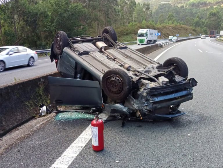 Sucesos.- Un accidente en la AP-9 en Padrón (A Coruña) termina con un coche volcado y una persona herida