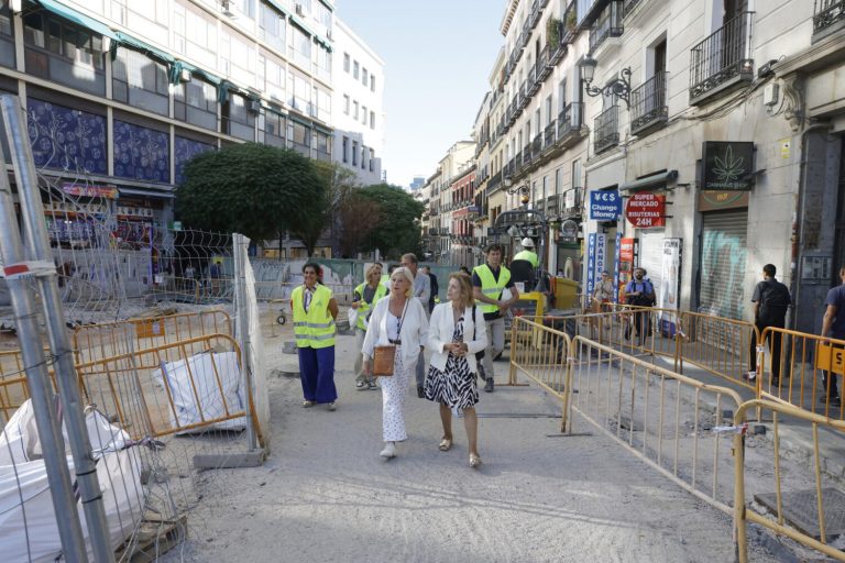 Madrid remodela la plaza Jacinto Benavente con un cruceiro donado por la Xunta