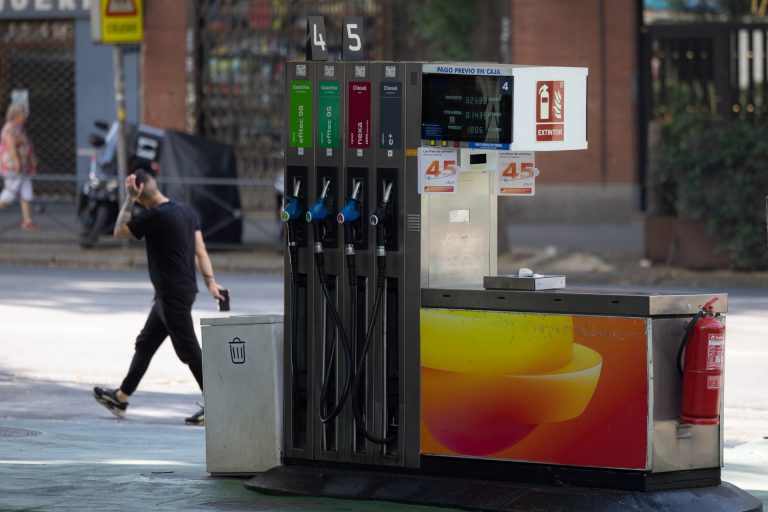 La rebaja fiscal del gasóleo subirá a 20 céntimos desde este martes tras dispararse su precio más de un 15%