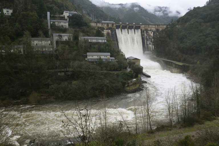 La reserva de los embalses gallegos desciende dos puntos en la última semana y ya está por debajo de la media española