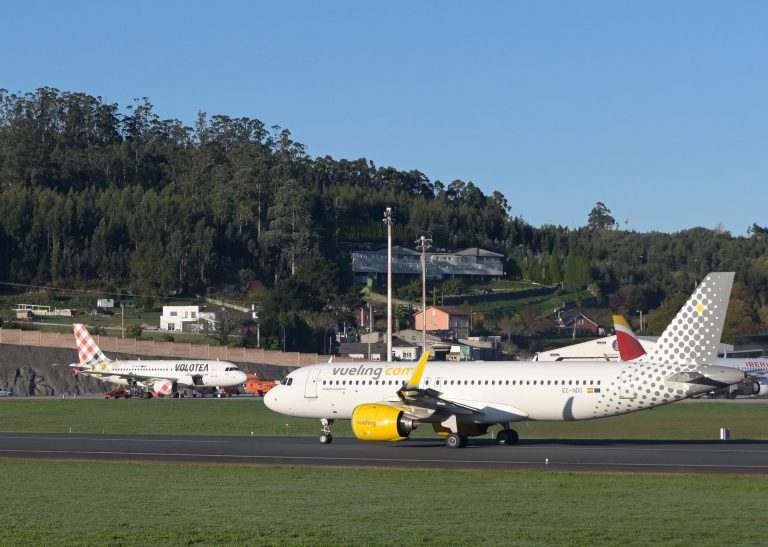 Desviados dos vuelos a Vigo desde el aeropuerto de A Coruña y otro regresa a Madrid tras una espesa niebla