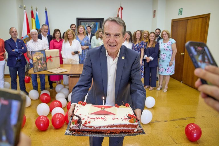 Abel Caballero celebra su 80 cumpleaños con su equipo en el Ayuntamiento y avisa: «Celebraremos aquí los 90»