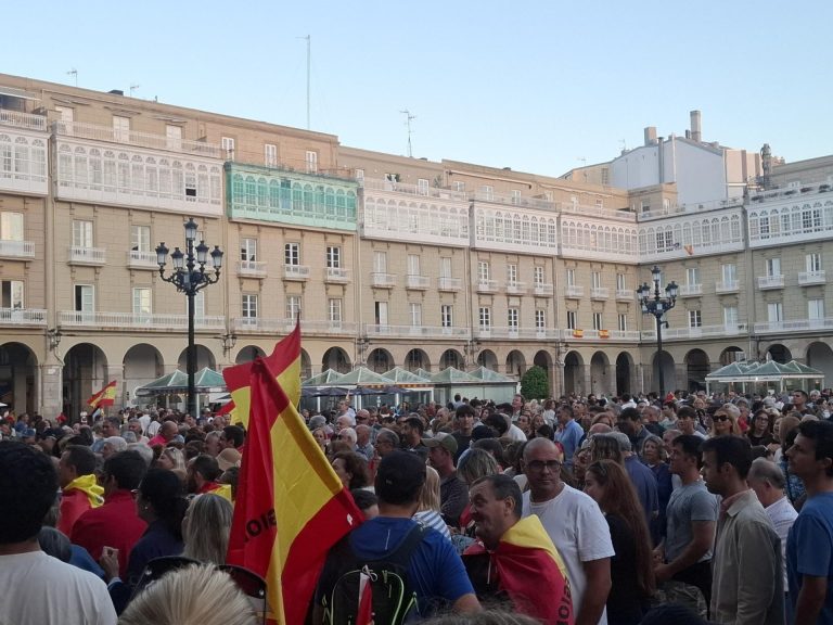 La alcaldesa de A Coruña, tras las protestas por Ceuta: «La solidaridad no es envolverse en una bandera»