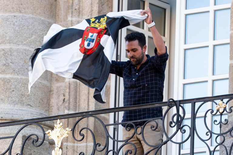 El gobierno de Santiago ve «lamentable» que un concejal del PP «corriese» por Raxoi para colocar una bandera de Ceuta
