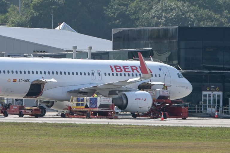Desviado un vuelo a Santiago desde el aerpuerto de A Coruña y otro regresa a Madrid tras la espesa niebla