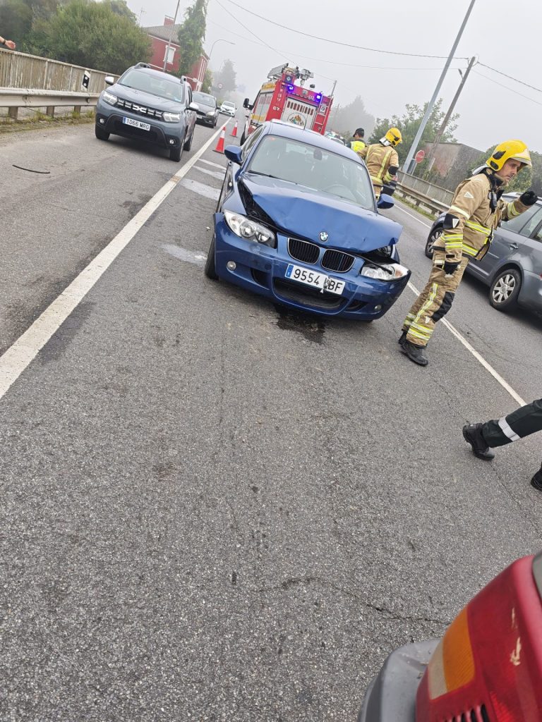 Dos heridos leves en un atropello que provocó una colisión con tres vehículos implicados en Bergondo (A Coruña)