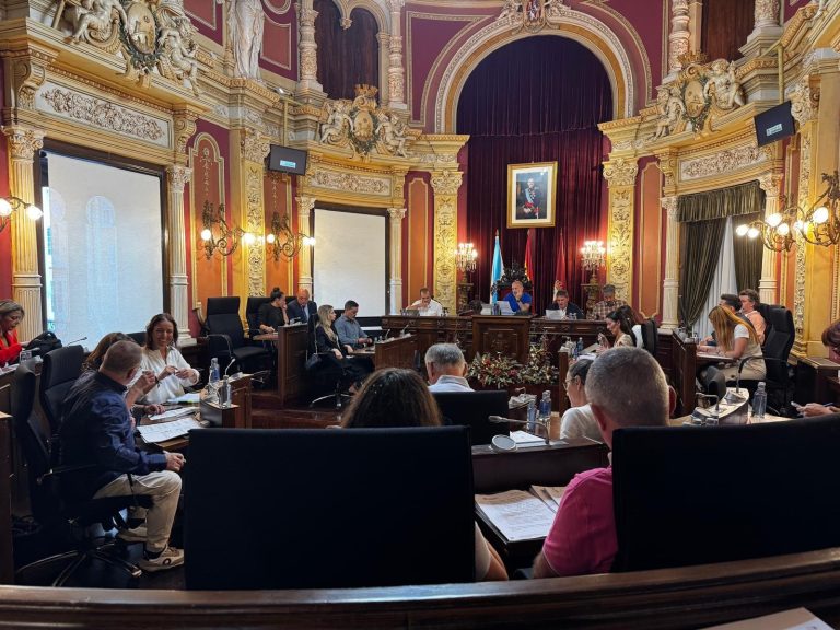 La oposición aprueba la moción de PSOE para pedir transparencia económica a Jácome en un pleno marcado por la crispación