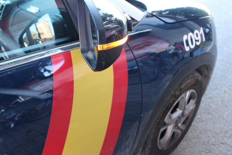 Sucesos.- La Policía Nacional auxilia a una mujer agredida a botellazos por su marido en Santiago