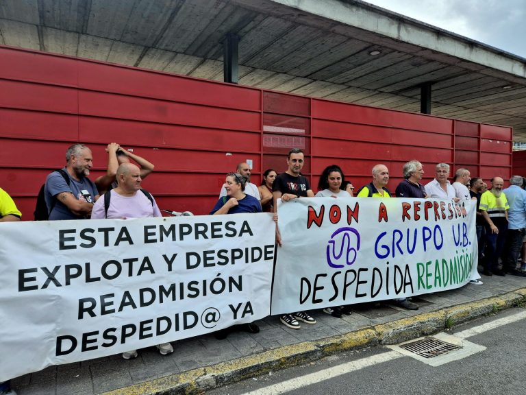 Personal de la auxiliar de automoción Grupo UB se concentra en Vigo para denunciar el despido de una trabajadora