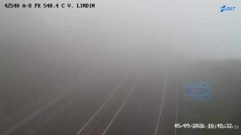 Sucesos.- Dos accidentes con heridos en menos de una hora en la A-8, cortada tras el primero por bancos de niebla