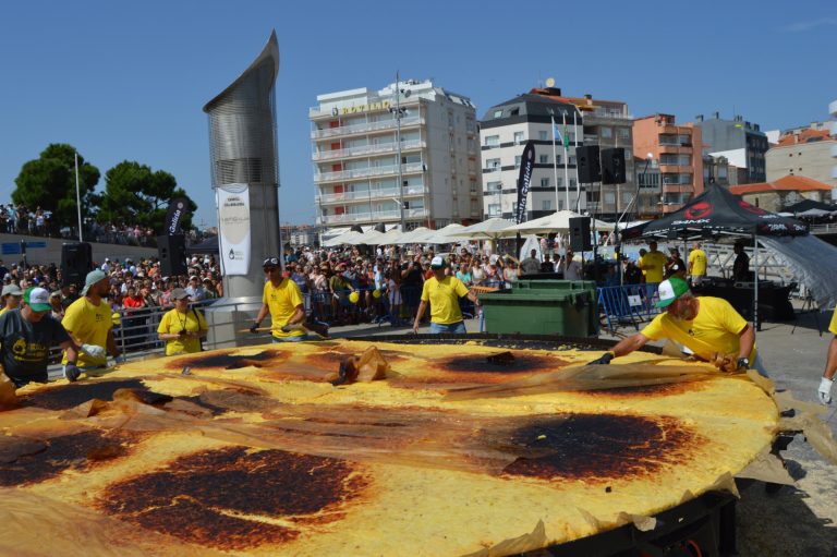 Sanxenxo cocina y sirve la tortilla más grande del mundo ante miles de asistentes: Se repartieron 10.000 raciones
