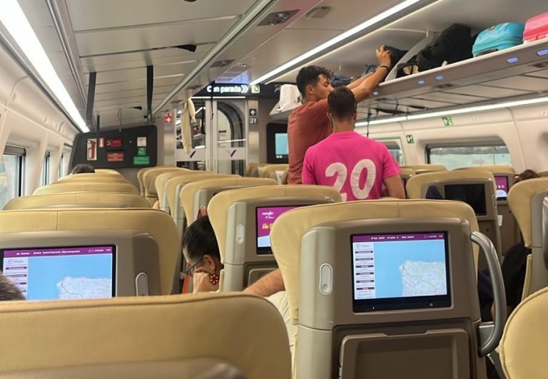 Una incidencia en un Avlo en Santiago obliga a cancelarlo y a reubicar a sus pasajeros más de dos horas después