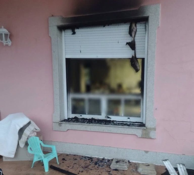 Sucesos.- Un incendio originado en un sofá calcina la planta baja de una vivienda en Noia (A Coruña)