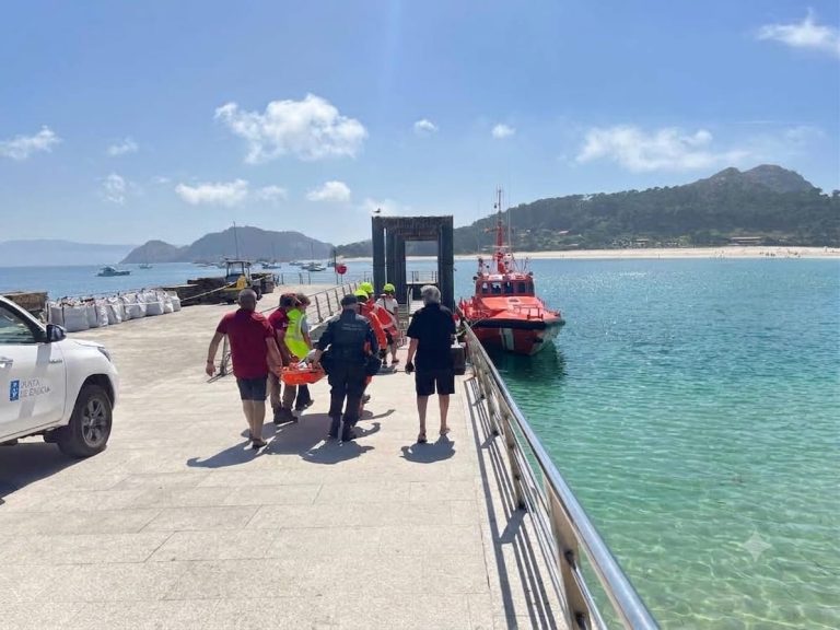 Sucesos.- Evacuado un septuagenario de las Islas Cíes tras caerse y lesionarse la muñeca y la rodilla