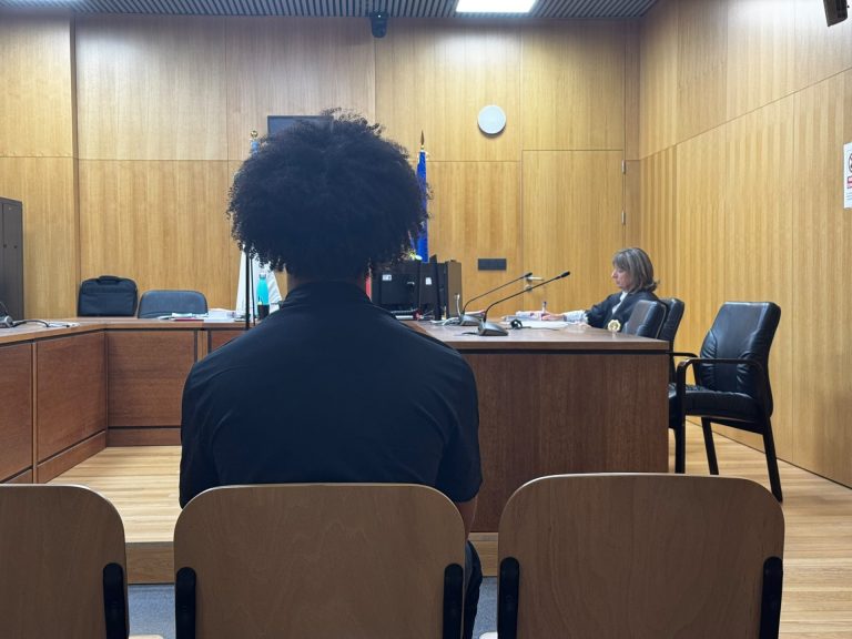 Acepta un año de cárcel un acusado de golpear a dos hombres en un pub en Ourense tras salpicarle uno con su copa