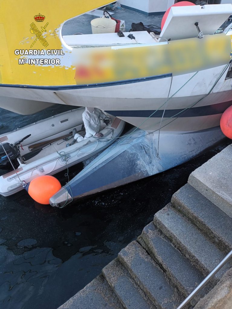 Investigan posibles vertidos al mar durante la reparación de un catamarán de pasaje en el puerto de Bueu