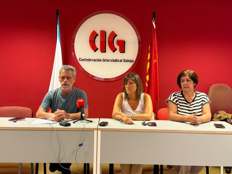 Trabajadores de conserjería y limpieza de los colegios de Santiago volverán a la huelga