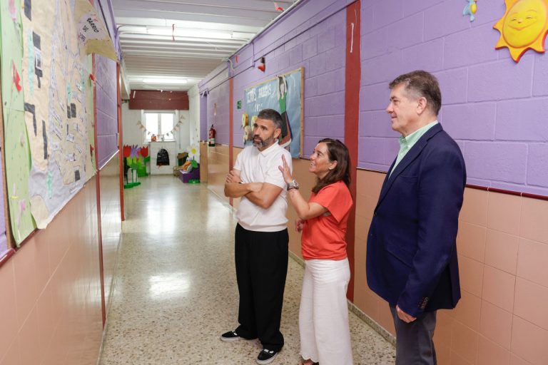 La alcaldesa de A Coruña demanda a la Xunta un plan de rehabilitación integral en centros educativos