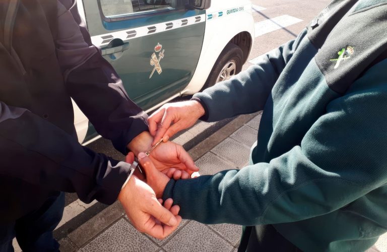 Detenidos dos vecinos de Neda por dos delitos de robo y uno de hurto