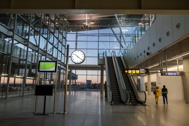 El Aeropuerto de Barcelona recupera gradualmente la operativa tras cancelar 30 vuelos por lluvias, uno a Santiago