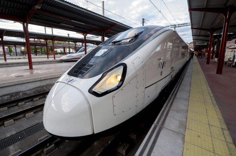 Renfe descarta por ahora reducir la velocidad de los S106, que operan en Galicia, tras aval de la agencia de seguridad
