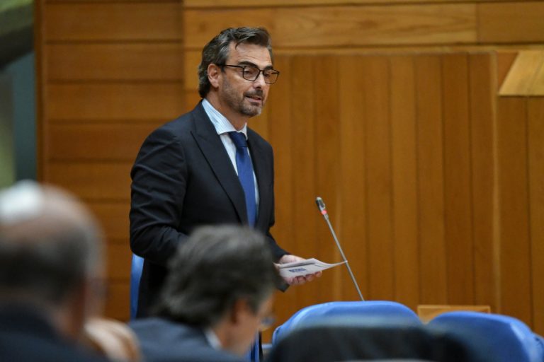 Pleno.- Calvo subraya el compromiso de la Xunta con la actualización del servicio de asistencia jurídica gratuita