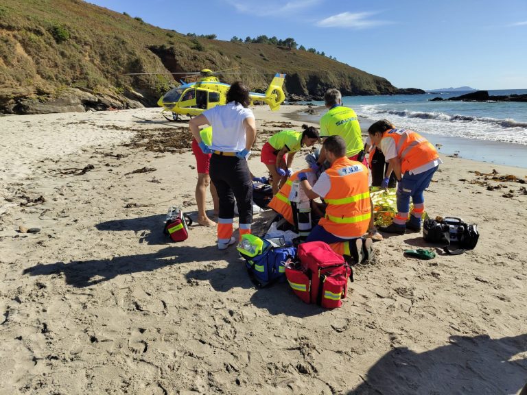 Evacuado en helicóptero tras ser rescatado del agua en Sanxenxo