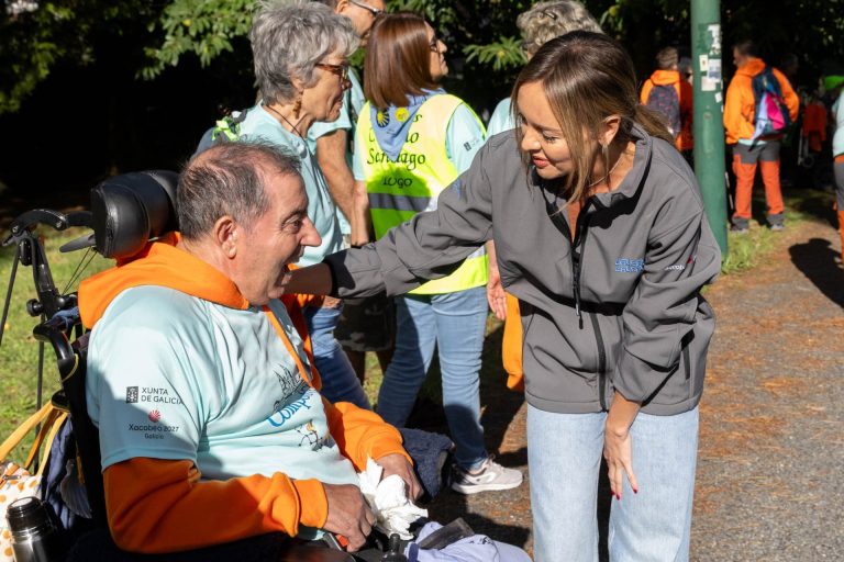 Fabiola García acompaña a un grupo de personas con ELA que finalizan este jueves el Camino de Santiago